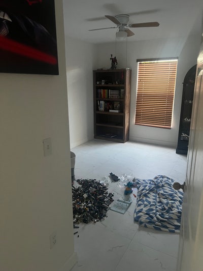 Room in three bedroom house Main Photo