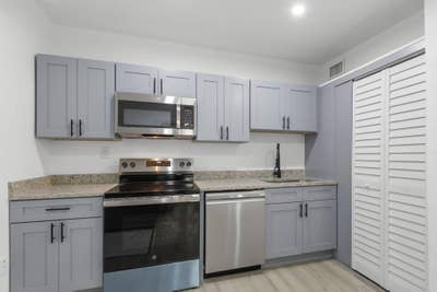 Central Midtown Location. Modern & comfy Main Photo