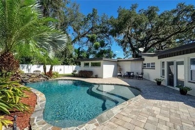 Single room in beautiful large home with pool Main Photo