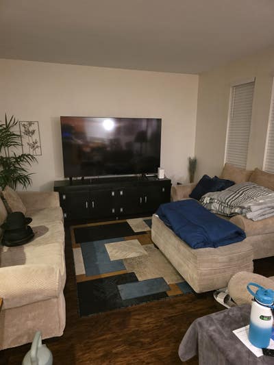 Nice size room in great area lots of parking garag Main Photo