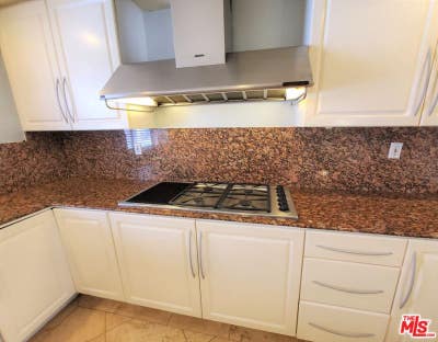 Room for rent in a 2BR 2.5 Bath Townhouse Main Photo