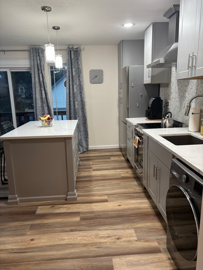 Private _Bedroom Above_Garage Apartment_All Utilit Main Photo