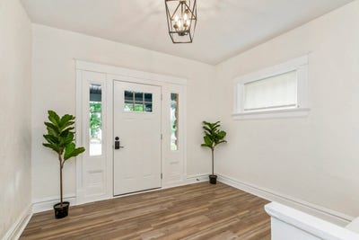 Live in Downtown Kansas City, a 4 minute walk to t Main Photo