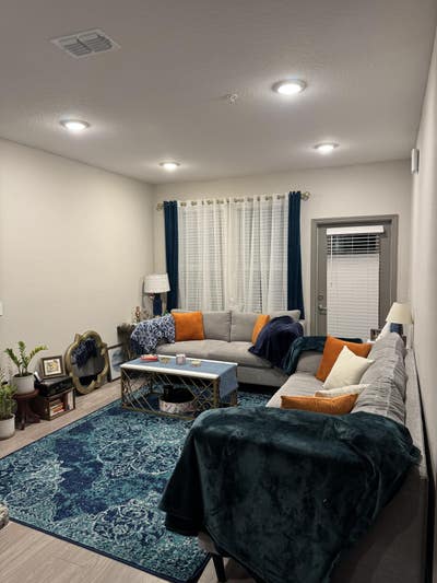 Looking for female roommate to renew lease Main Photo