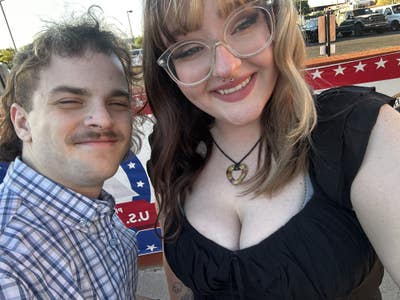 Couple looking for room Main Photo