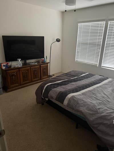 Room for rent in our home Main Photo