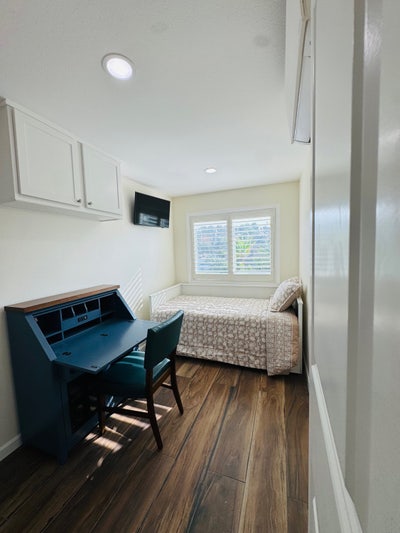 Furnished Room for Female Professionals  Main Photo