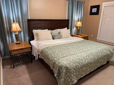 Spacious Furnished Master Bedroom with Private En Main Photo