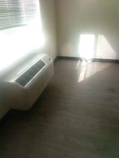 1 room rent by the day $130 email or call me asap Main Photo