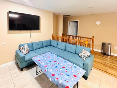 Amazing bright 4BR upper level Apt in Rockville Main Photo