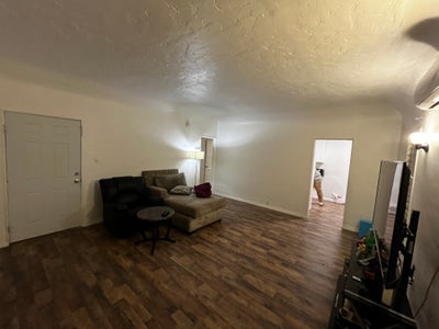 1 room - flexible terms  Main Photo