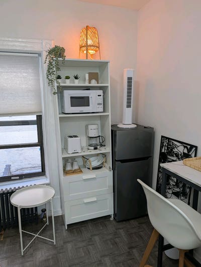 Rare UWS suite w private bathroom and fridge! Main Photo