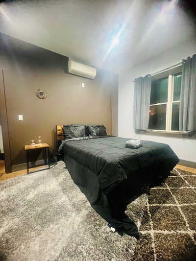 Luxurious large room with beautiful backyard view  Main Photo