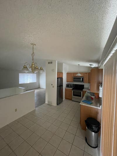 One room to rent in a three bedroom townhome Main Photo