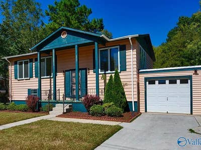 Charming & Cozy Retreat in the Heart of Huntsville Main Photo