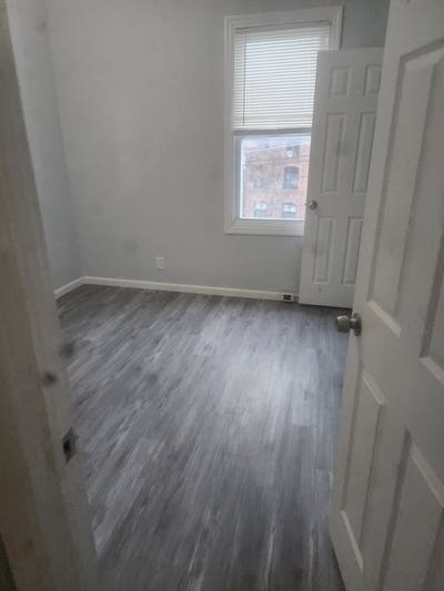 Room for rent in 3 bedroom apartment Main Photo