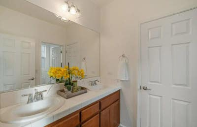 Large Room  Shared Bath in a In A QuietSafe Neigh Main Photo