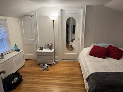 1 bedroom with private bath in 6 bedroom home Main Photo