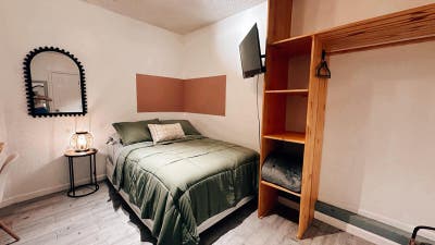 Spacious Private Room w/ Bath – Near North Perry A Main Photo