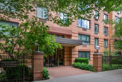 Sunny room with private bath in luxury building! Main Photo