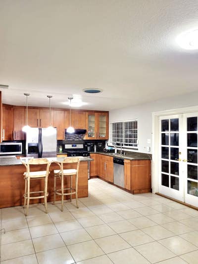 Looking for a housemate to share a 3 bd house Main Photo