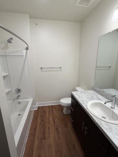 22F Looking for Roommate Main Photo