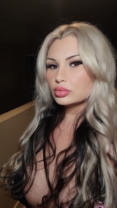 Single college girl with 1 cat Main Photo