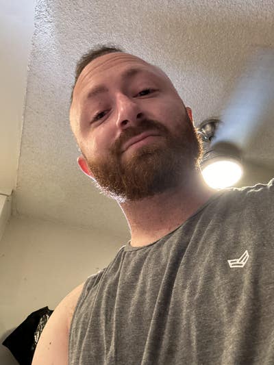 31 year old male seeks room Main Photo