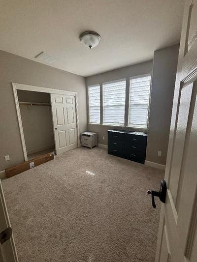 1 roomprivate bathroom in a 2B.5B townhouse in mi Main Photo