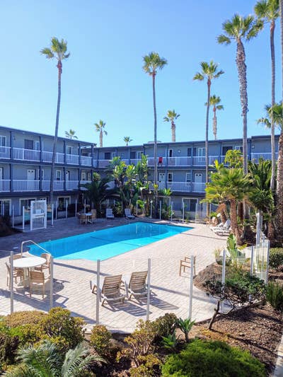 Private room/view/across street from beach Main Photo