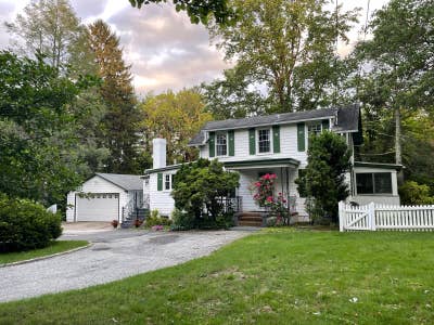 Beautiful Farm House in Old Westbury NY Main Photo