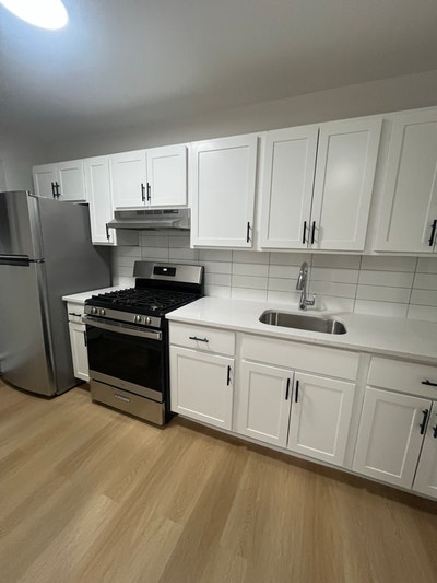 Beautiful One Bedroom Apartment Now Available In O Main Photo