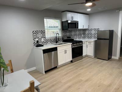 JUST renovated studio apt  1 bed bath! Main Photo