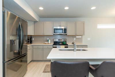 Room for rent in a new 3 BR home close to Peterso Main Photo