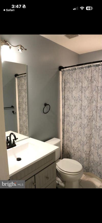 Looking for a roommate Main Photo