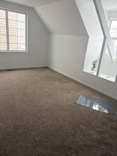 Large bedroom Main Photo