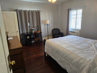 Furnished Room Available a mile from the beach Main Photo