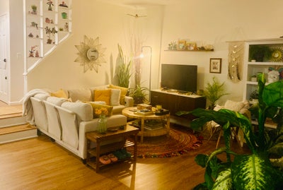 Relaxing room/condo share for like minded female  Main Photo