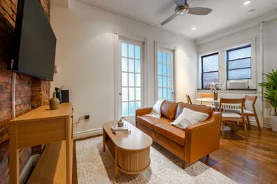 Great Apt Walking Distance to Everything Main Photo