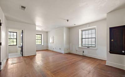 Private bedroom in a modern historic mansion Main Photo