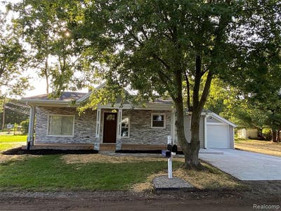 Woman looking for a roommate or roommates  Main Photo