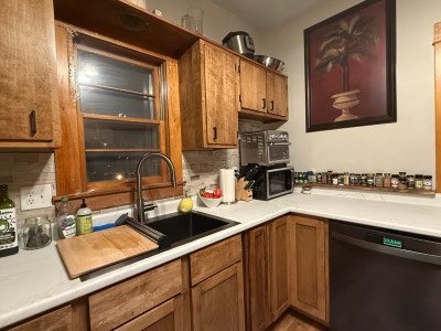 Rooms available near safe and quiet downtown St.  Main Photo