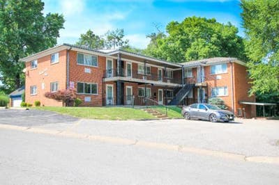 Cozy 1Bd in an excellent Webster Groves location!  Main Photo