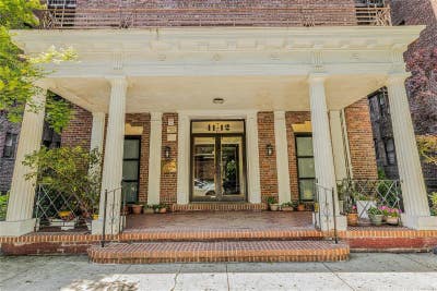 Great location near all shopping & transportation Main Photo