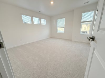 Spacious furnished room  Main Photo