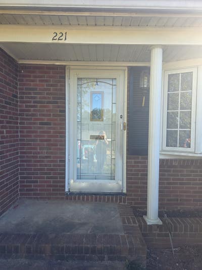 One Bedroom, Bath and Kitchen, All Utilities Inclu Main Photo