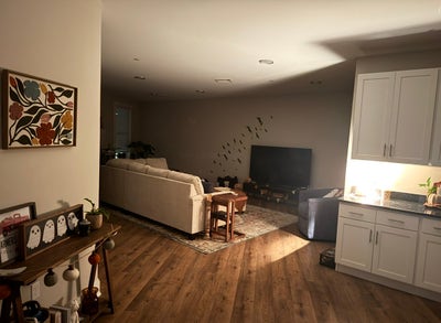 One bedroom in a HUGE Apartment Main Photo