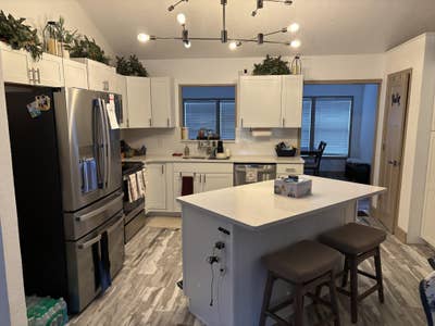 Room for rent in private home Main Photo