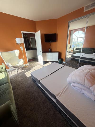 Looking for roommate short or long term Main Photo