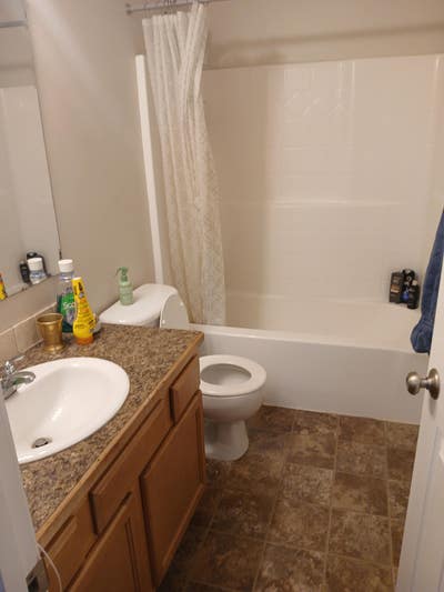 Two bed shared bathroom  Main Photo